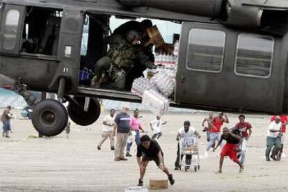 Soldados arrojan comida y agua desde un helicóptero, en los alrededores del Centro de Convenciones de Nueva Orleans.