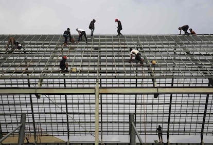 Trabajadores durante la construcción de un nuevo edificio en el complejo de viviendas Bumi Serpong Damai, en las afueras de Yakarta (Indonesia).