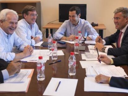 Juan Manuel Moreno, en el centro, rodeado de los expertos de la comisión.