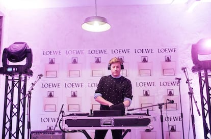 El DJ y fotógrafo Gerard Estadella pinchando en la fiesta de presentación de Solo Loewe Esencial en Madrid.
