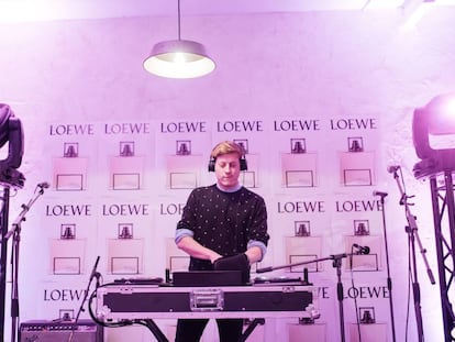 El DJ y fotógrafo Gerard Estadella pinchando en la fiesta de presentación de Solo Loewe Esencial en Madrid.