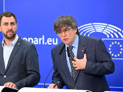 Toni Comín y Carles Puigdemont en julio en el Parlamento Europeo, en Bruselas. (Photo by Dursun Aydemir/Anadolu Agency via Getty Images)