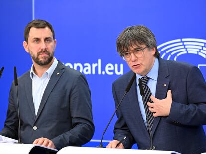 El expresidente catalán Carles Puigdemont (derecha) y el también eurodiputado Toni Comín en Brueslas, el pasado 5 de julio.