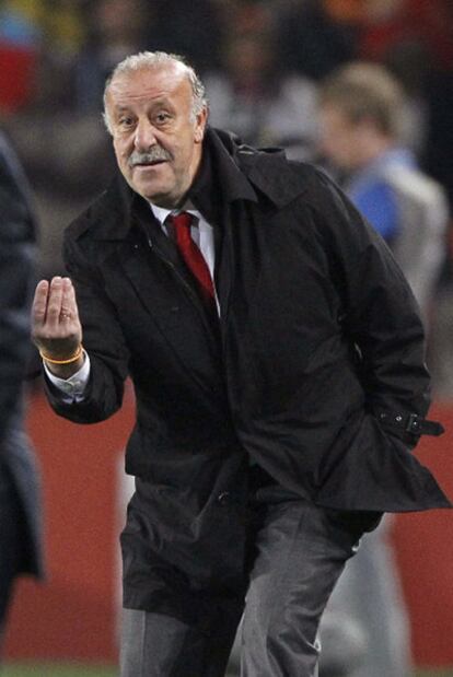 Vicente del Bosque gesticula durante el encuentro.