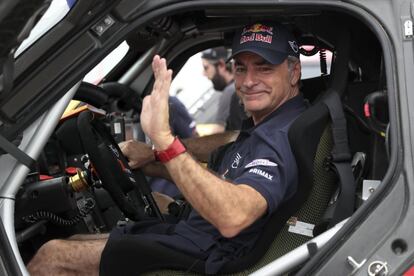 El piloto español Carlos Sainz, sentado a bordo de su Mini, se prepara para hacer las comprobaciones técnicas necesarias antes del comienzo del Dakar 2019, en Lima (Perú), el 6 de enero de 2019.