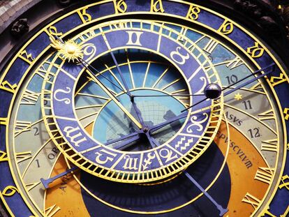 El famoso reloj astronómico del Ayuntamiento de Praga (del siglo XV) indica las horas del día, el zodiaco y las fases lunares.