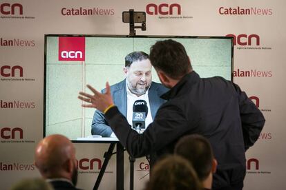 Rufián saluda Junqueras per videoconferència.