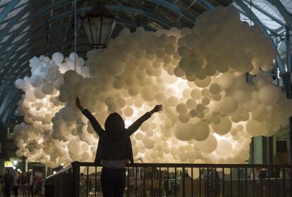 "Cada globo tiene su propia dimensión y, sin embargo, forma parte de una composición gigante y frágil a la vez, creando una nube que flota sobre la energía del mercado", dijo el artista sobre la obra.
