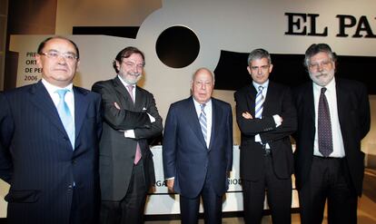 Jesús Ceberio, Juan Luis Cebrián, Jesús de Polanco, Javier Moreno y Joaquín Estefanía durante el acto de entrega de los Premios Ortega y Gasset de Periodismo 2006, en el Círculo de Bellas Artes de Madrid, en el 30º aniversario del diario EL PAÍS.