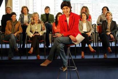 María San Gil, candidata del PP, en una reunión con mujeres de su partido en el palacio Euskalduna de Bilbao.