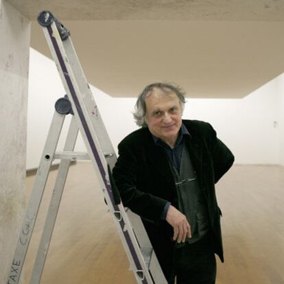 El artista italiano Gilberto Zorio, en el Centro Galego de Arte Contemporánea (CGAC).