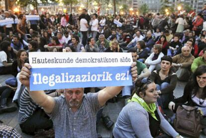 Los candidatos y simpatizantes de Bildu esperan en el Arenal, en el centro de Bilbao, la decisión del Tribunal Constitucional.