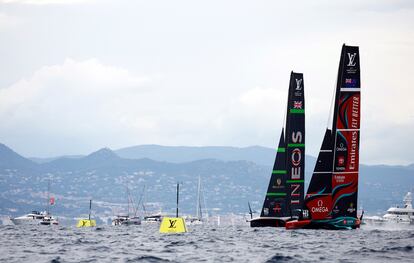 El Team New Zealand afronta un giro en uno de los tramos de la quinta jornada de la Copa del América de Barcelona, por delante de Ineos Britannia.