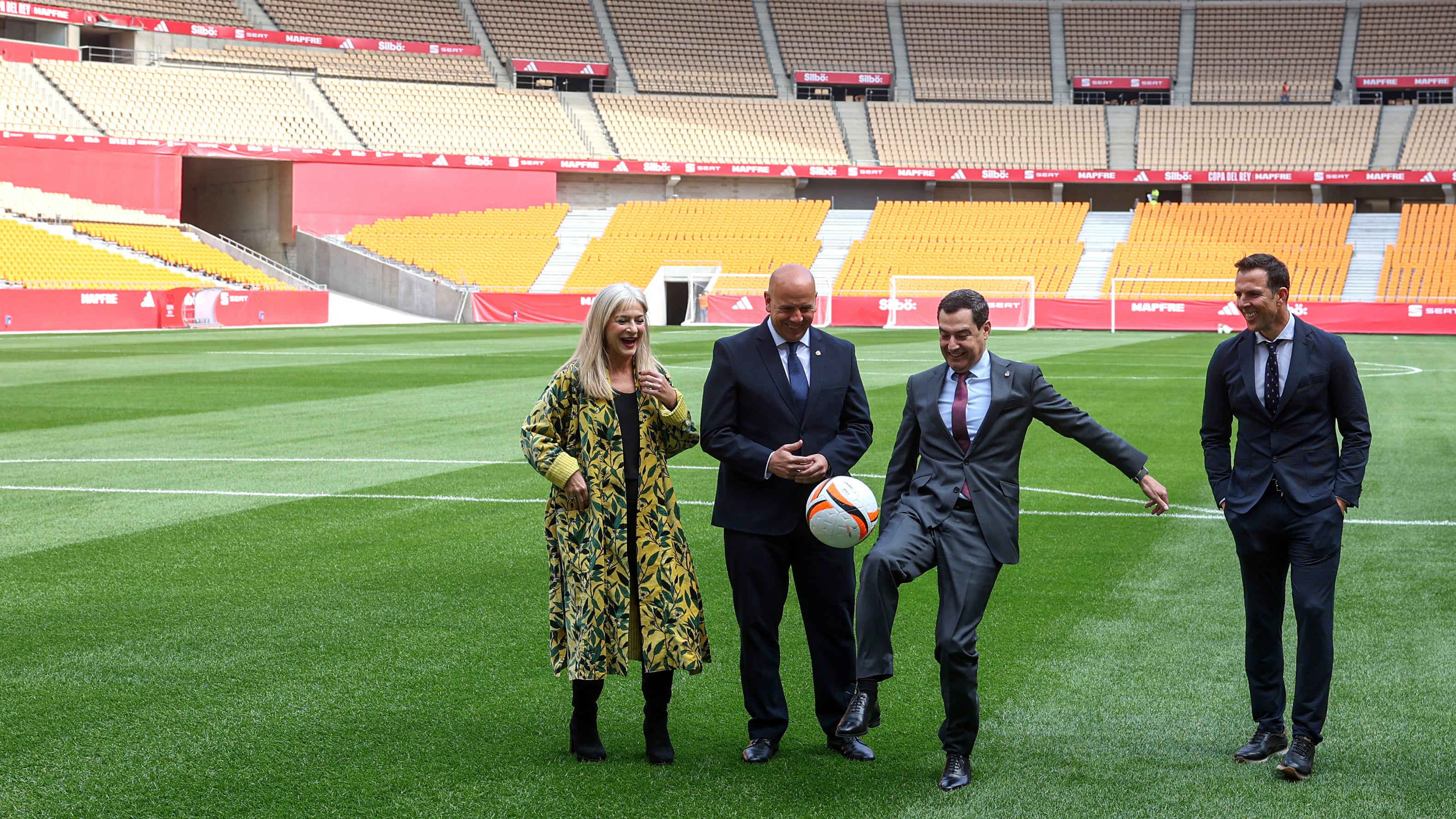 La consejera andaluza de Cultura y Deportes, Patricia del Pozo, el presidente de la Federación Andaluza de Fútbol, Pedro Antonio Curtido, el presidente de la Junta de Andalucía, Juan Manuel Moreno y el exjugador internacional Carlos Marchena, en el Estadio de la Cartuja en abril de 2025. 