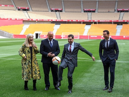 Patricia del Pozo, Pedro Antonio Curtido, Carlos Marchena en el Estadio de la Cartuja