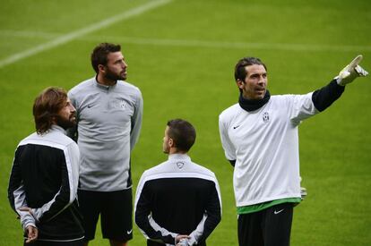 Buffon y Pirlo, entre otros jugadores durante el entrenamiento del Juventus.