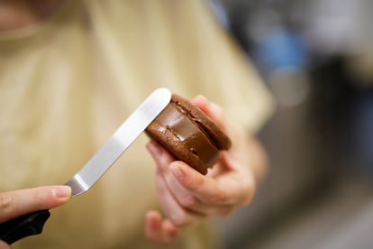 Proceso de elaboración de alfajores en Cuadra.