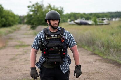 Ryan Evans, asesor de seguridad de Reuters, en una imagen tomada durante la cobertura de la guerra en Ucrania.