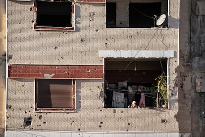 Una mujer en un edificio dañado en la ciudad de Homs, el pasado 15 de marzo.