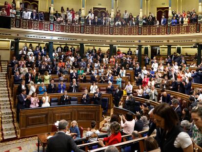 Diputados del PSOE y otros grupos aplauden este jueves en el Congreso tras la aprobación de la ley de amnistía.