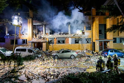 El edificio de viviendas adosadas situado en la calle Concejo de Zabalegui, en Noain, que ha sufrido importantes daños tras las explosiones de este lunes.