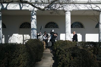 El presidente Donald Trump participa en una entrevista con el presentador de ABC "World News Tonight" David Muir en la Columnata de la Casa Blanca en Washington, D.C., el 25 de enero de 2017.