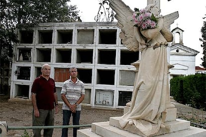 Cortell y Garrido, ante los nichos donde yacen sus familiares.