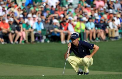 Justin Thomas observa la bola en el hoyo 16.