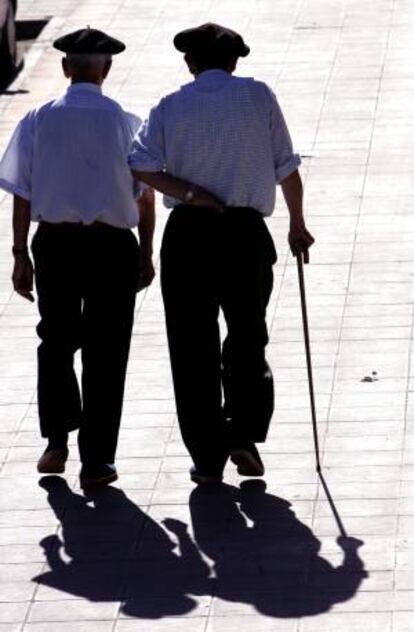 Dos jubilados, pasean por localidad vizcaína de Ereaga. EFE/Archivo