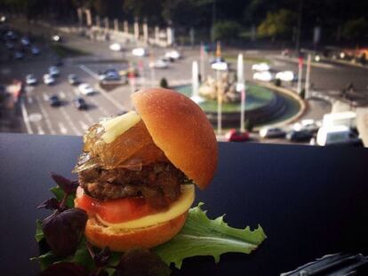 Hamburguesa gourmet desde el restaurante de la azotea del ayuntamienro de Madrid.