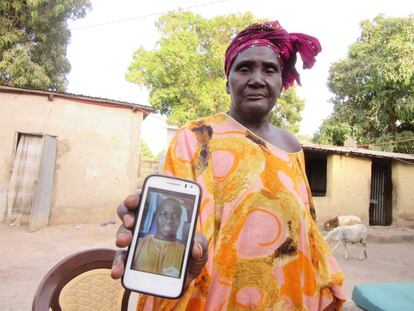 Mariama Touré muestra en un teléfono móvil la foto de su hijo Ibrahima Kagny desaparecido en el Mediterráneo.