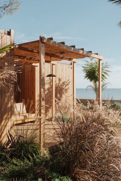 El camping cuenta con 24 cabañas prefabricadas de madera que simulan un pequeño poblado y siempre cuentan con vistas al mar.