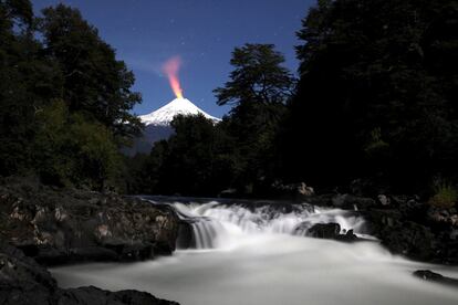 Vista del volcán Villarrica y el río Trancura, en Chile, durante la noche.