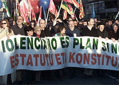 Fernando Savater (en el centro), durante la manifestación en San Sebastián el 13 de diciembre de 2003.