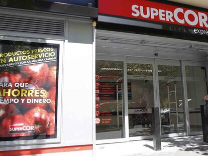 Clientes en un Supercor situado en Madrid