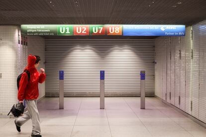 Un hombre pasa junto a la entrada cerrada de una estación de metro de Múnich, durante la huelga nacional convocada en Alemania, este lunes.