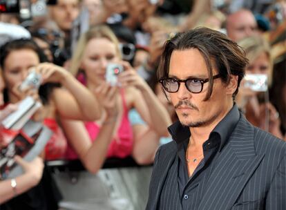 El actor Johnny Depp asegura que no le gusta nada mirarse en los espejos. Depp, que está considerado uno de los actores más atractivos de Hollywood, prefiere vivir en "la más profunda ignorancia" del mundo que le rodea. "Si pudiera evitar el espejo cuando me lavo los dientes por la mañana lo haría", ha comentado durante la presentación en Londres de su última película <i> Public Enemies </i>.