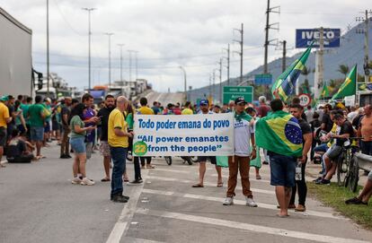 En el bloqueo cerca de Florianópolis, protestantes sostienen una pancarta que lee "Todo el poder emana del pueblo".
