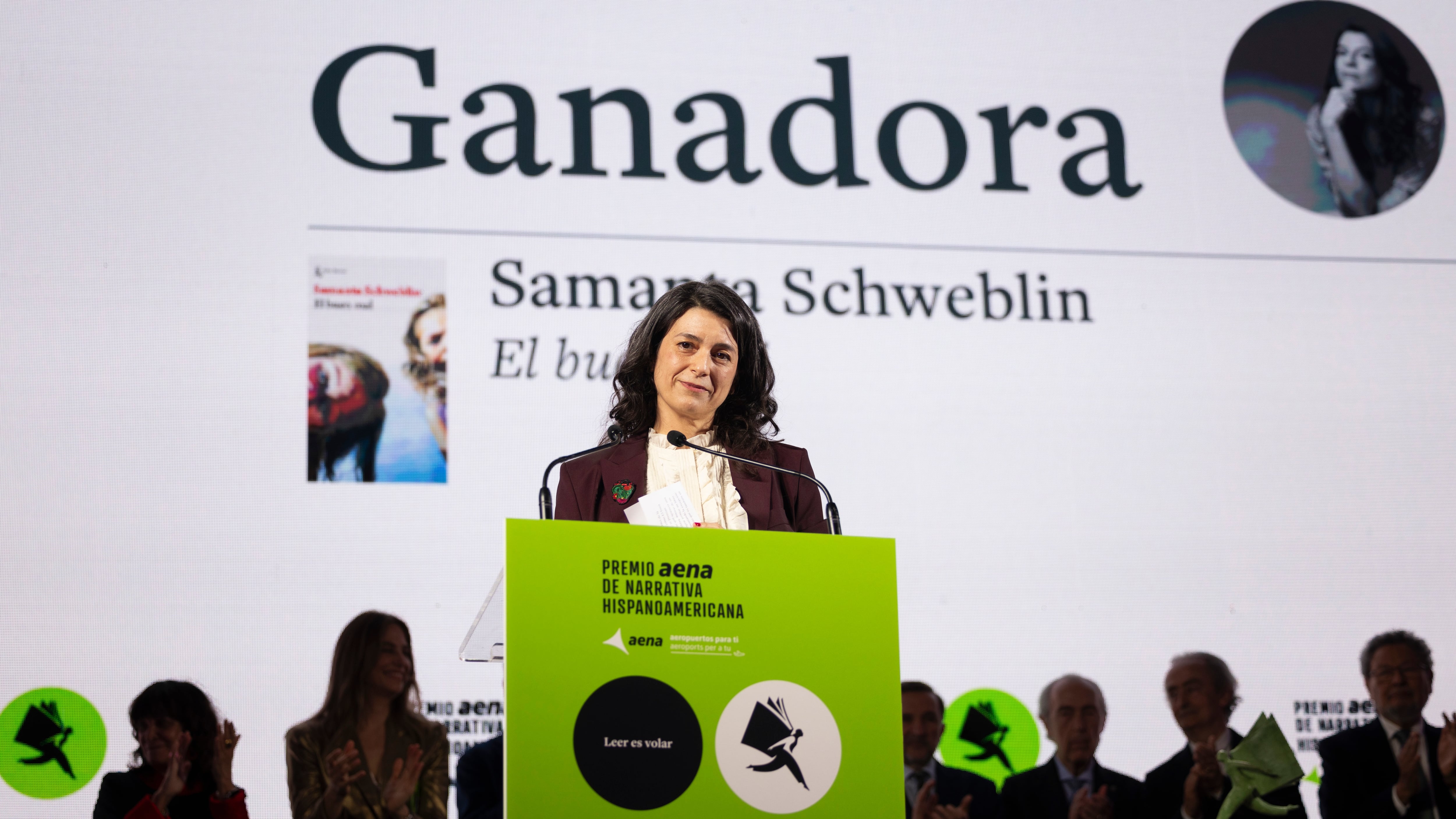 “¿Por qué perder el tiempo en 250 páginas si puedo contarlo en 20?”: la escritora Samanta Schweblin, ganadora del premio Aena, en siete cuentos