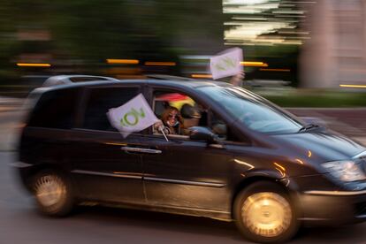 La ocupante de un vehículo agita una bandera de Vox, el pasado 20 de mayo.