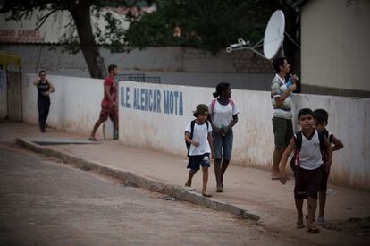 Un grupo de alumnos sale de una escuela de Alagoinha de Piauí.