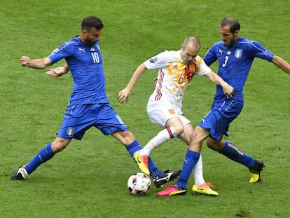 Iniesta, ante Motta y Chiellini.