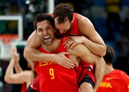 Felipe Reyes celebra el bronce ol&iacute;mpico con Sergio Rodr&iacute;guez