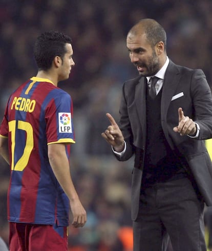 El entrenador Josep Guardiola (d) da instrucciones al jugador durante el partido que disputan FC Barcelona y Levante en el Camp Nou durante la temporada 2010-2011. El técnico de Sampedor, que entrenó a Pedro en el filial, fue el principal valedor del jugador en el Camp Nou.