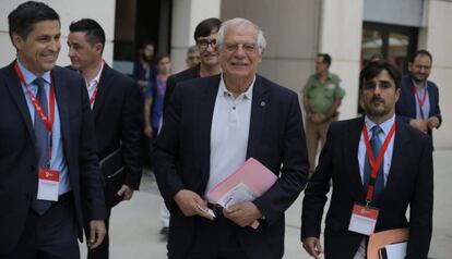 Josep Borrell, en el centro, con dirigentes de Societat Civil Catalana.