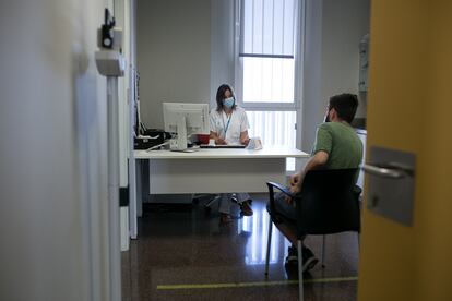 Una doctora atiende a un paciente, en una imagen de archivo.