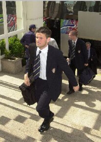 Bakke, en primer plano, en la llegada del Leeds a su hotel.