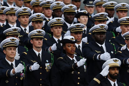 Cadetes de la Escuela del Aire y del Espacio desfilen por los Campos Elíseos de París.