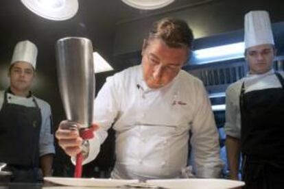 El cocinero Joan Roca, del restaurante el Celler de Can Roca, prepara un plato durante el servicio de este mediodía, que ha podido vivir en directo Laia Calzada, ganadora del concurso de fotografía organizado por el Patronato de Turismo de Girona a través de Instagram.