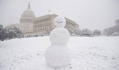 Un muñeco de nievo durante la tormenta 'Toby' frente al Capitolio, este miércoles en Washington.